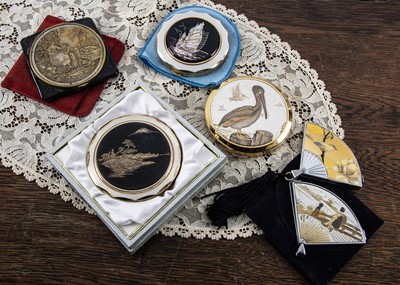 Lot 291 - A 1930s French Bakelite square compact