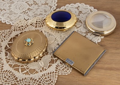 Lot 300 - An oval Kigu compact with scalloped body