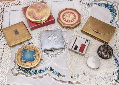 Lot 332 - Coty compacts