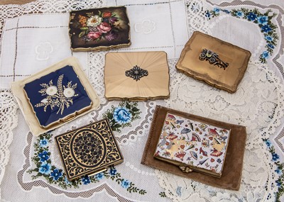 Lot 341 - Gilt metal Stratton compacts c1950s and later