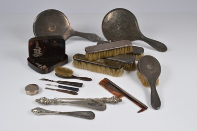 Lot 379 - A group of dressing table items