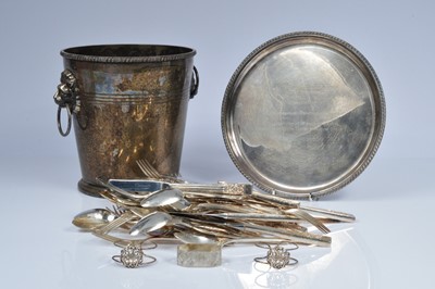 Lot 404 - A pair of silver napkin rings and a small group of silver plated items