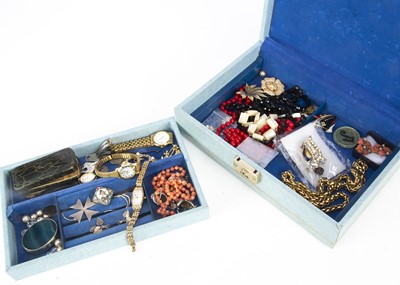 Lot 5 - A jewellery box and contents