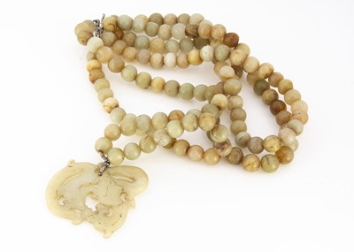Lot 10 - A Chinese hardstone bead necklace