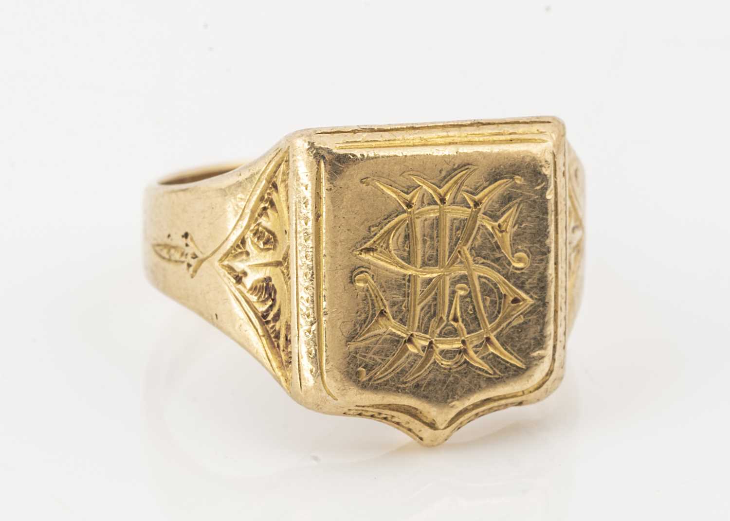 Lot 15 - A late Victorian 18ct gold signet ring