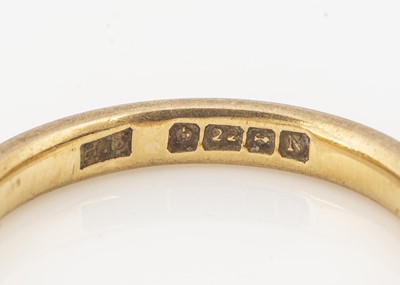 Lot 17 - A 22ct gold wedding band