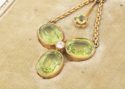 Lot 19 - A late Victorian or Edwardian peridot pendant necklace