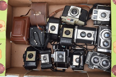 Lot 210 - A Tray of Bakelite and TLR Cameras