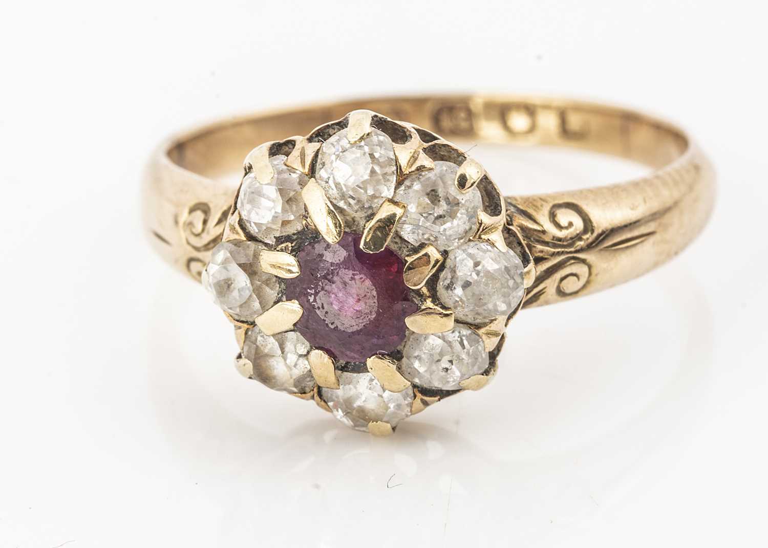 Lot 22 - An Edwardian period 18ct gold cluster ring