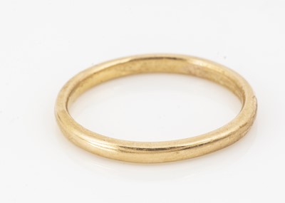 Lot 24 - A 22ct gold wedding band