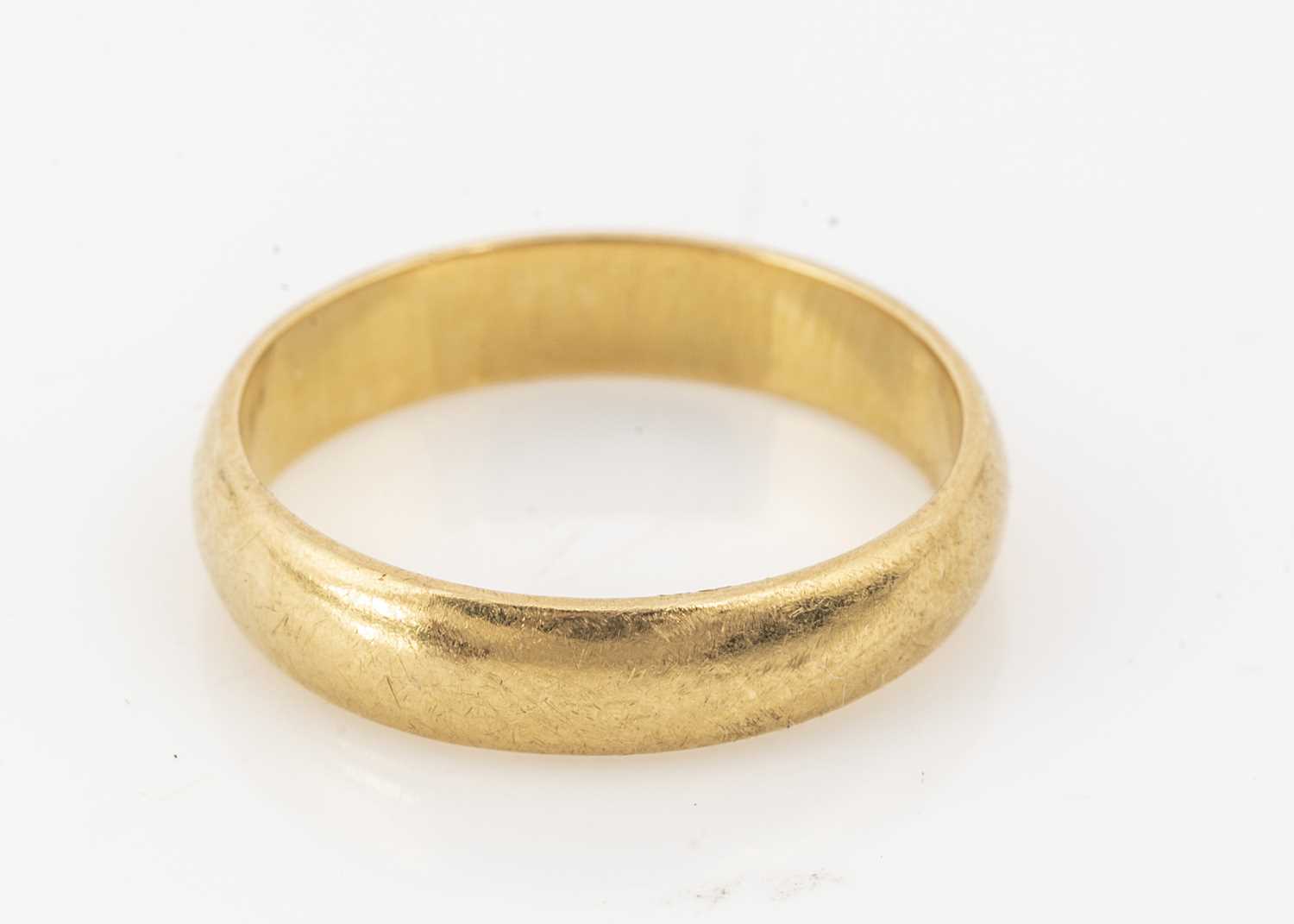 Lot 26 - A 22ct gold wedding band
