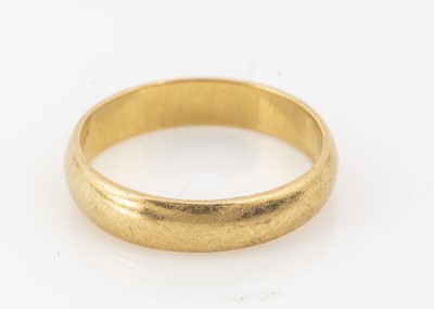 Lot 26 - A 22ct gold wedding band