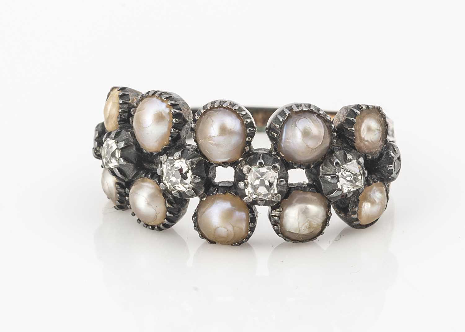 Lot 40 - An early 19th century pearl and diamond ring