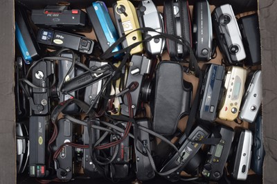 Lot 433 - A Tray of Compact Cameras