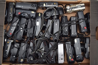 Lot 434 - A Tray of Compact Cameras