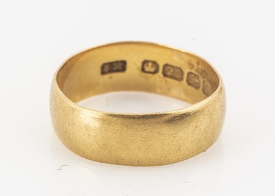 Lot 45 - A 22ct gold wedding band