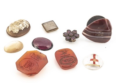Lot 46 - A small collection of loose seals and gems
