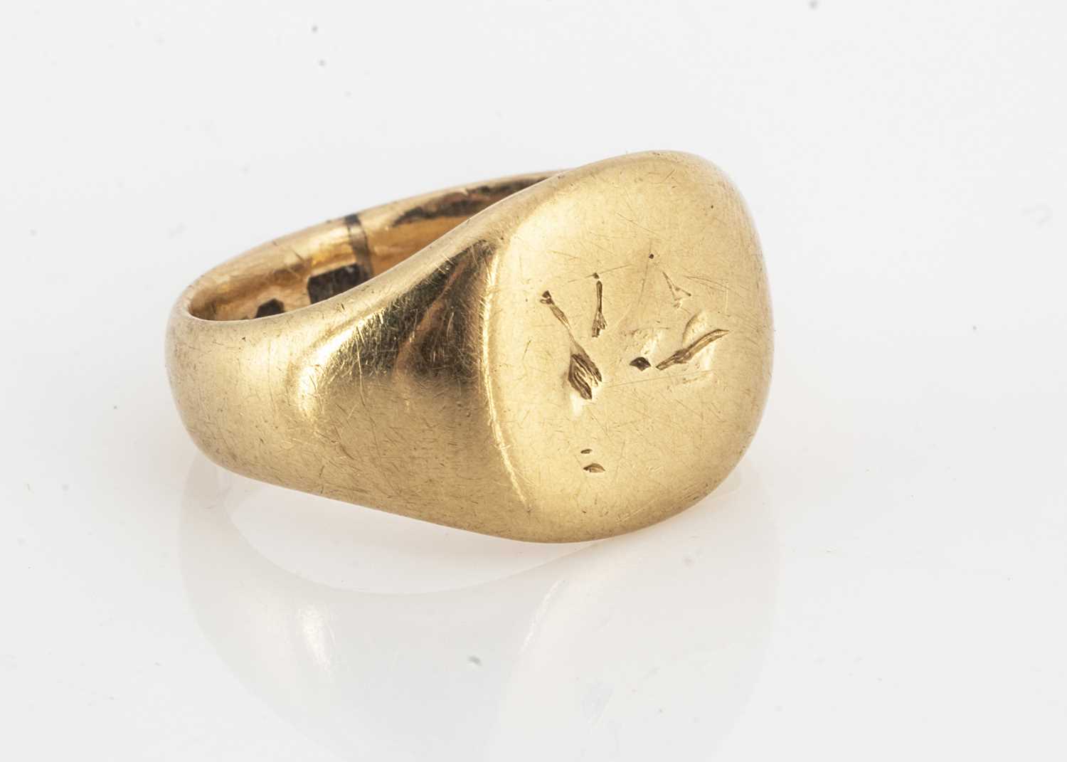 Lot 74 - An 18ct gold signet ring