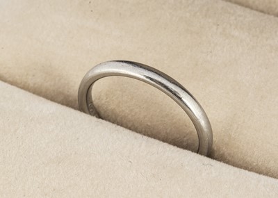 Lot 81 - A platinum wedding band by Furr & Co Hungerford