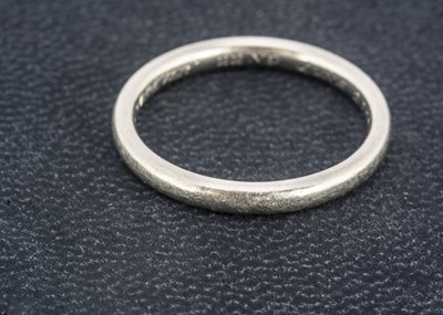 Lot 81 - A platinum wedding band by Furr & Co Hungerford