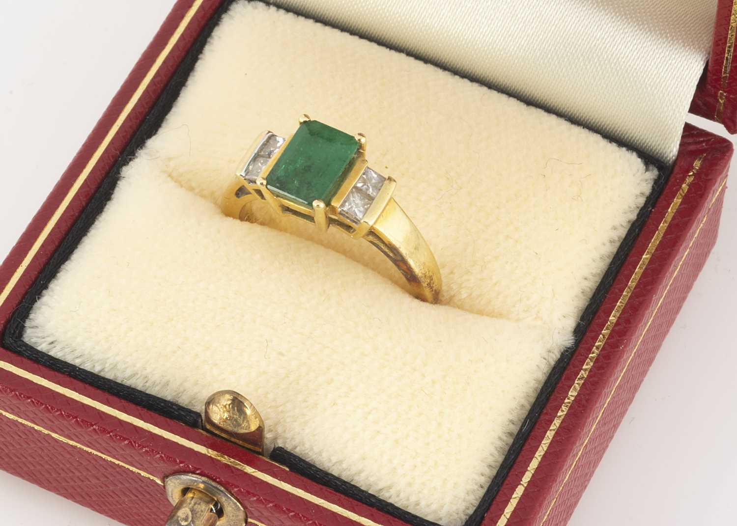 Lot 83 - An emerald and diamond dress ring