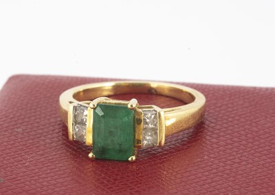 Lot 83 - An emerald and diamond dress ring