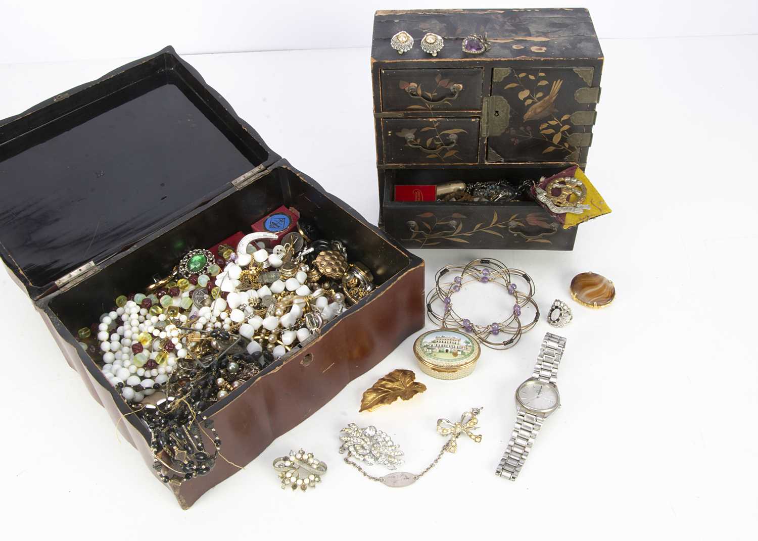 Lot 87 - A collection of costume jewels and small amount of 9ct gold