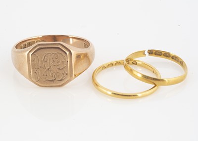 Lot 88 - An Art Deco 9ct gold gentleman's signet ring