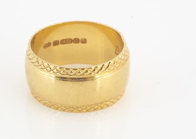 Lot 95 - An 18ct yellow gold wedding band