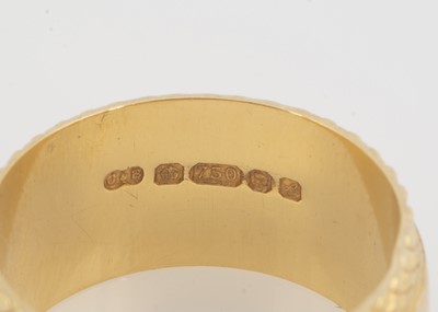 Lot 95 - An 18ct yellow gold wedding band