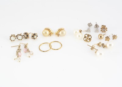 Lot 98 - A quantity of gem set and pearl gold and yellow metal earrings and studs