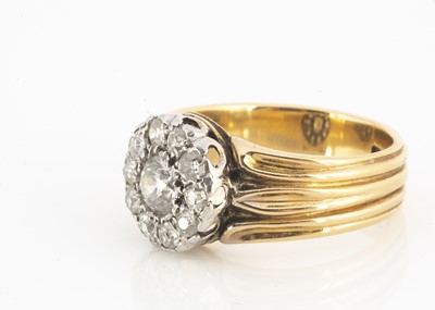 Lot 100 - An 18ct yellow gold early 20th Century old cut diamond set cluster ring