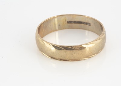 Lot 117 - A 9ct gold barrel and engraved wedding band