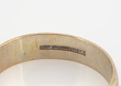 Lot 117 - A 9ct gold barrel and engraved wedding band