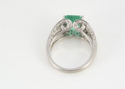 Lot 118 - A white 18ct gold emerald and diamond dress ring