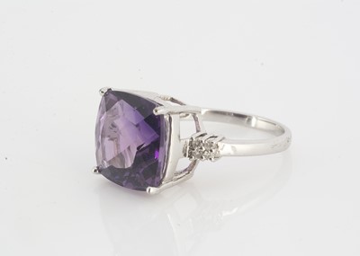 Lot 122 - An amethyst and diamond 9ct gold dress ring
