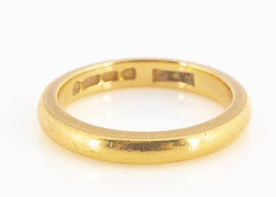 Lot 129 - A 22ct gold wedding band