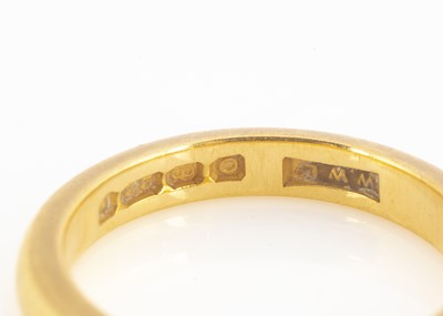 Lot 129 - A 22ct gold wedding band