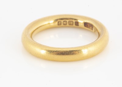 Lot 132 - A 22ct gold round wedding band