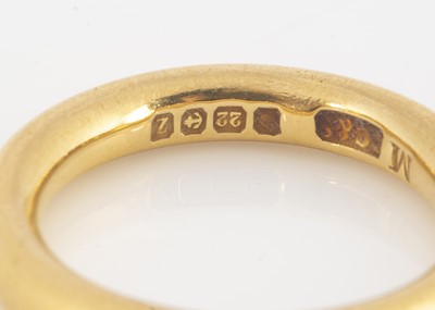 Lot 132 - A 22ct gold round wedding band