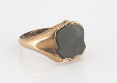 Lot 142 - A 9ct gold bloodstone shield shaped signet ring