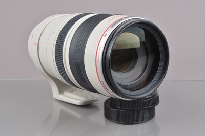 Lot 435 - A Canon EF 100-400mm f/4.5-5.6 L IS USM Lens