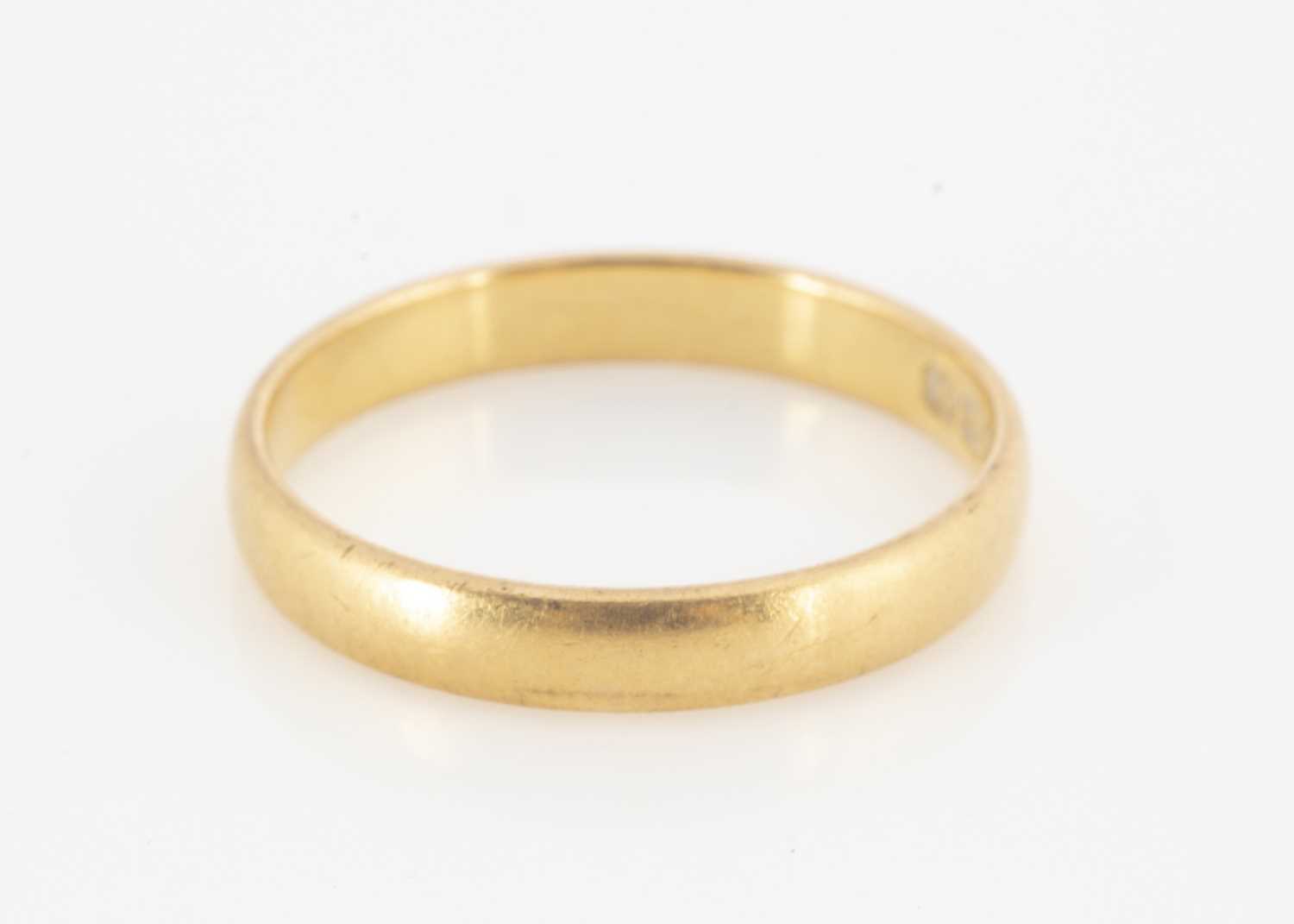 Lot 144 - A 22ct gold wedding band