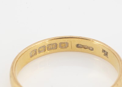 Lot 144 - A 22ct gold wedding band