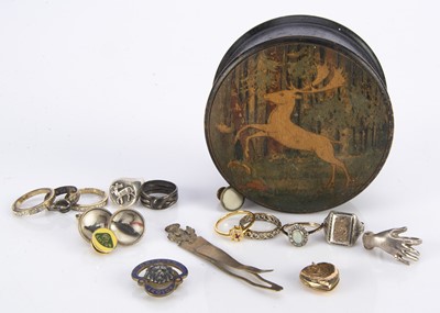 Lot 147 - A small collection of costume rings