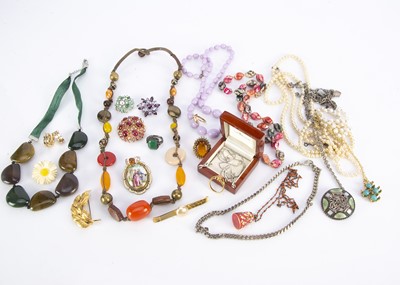Lot 178 - A quantity of costume jewellery