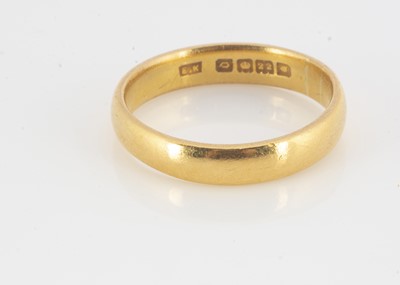Lot 212 - A 22ct gold wedding band