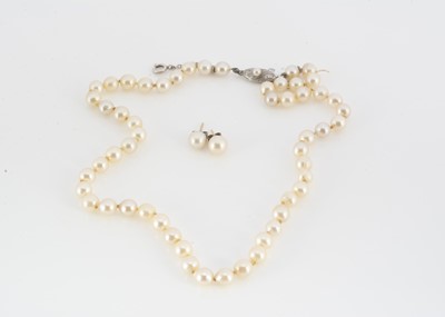 Lot 213 - A cultured pearl uniform string of pearls