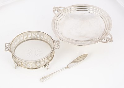 Lot 251 - An Art Deco small silver twin handled footed dish by D&F