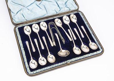 Lot 291 - A cased set twelve of Victorian silver teaspoons